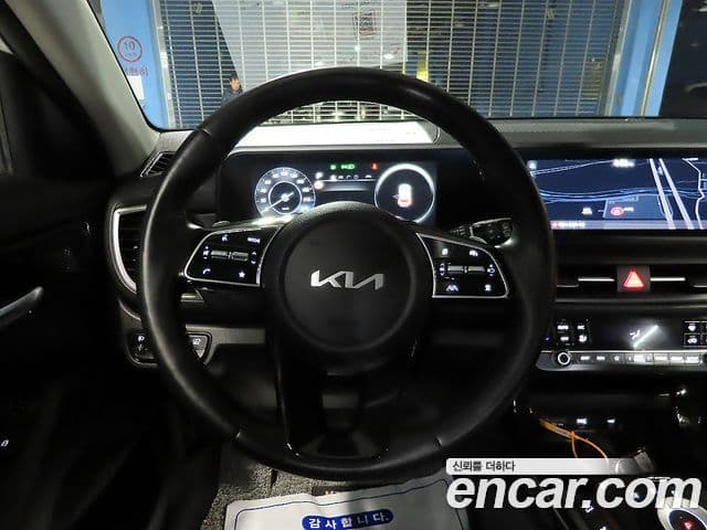 Kia Seltos 2023 — ფოტო 7/20