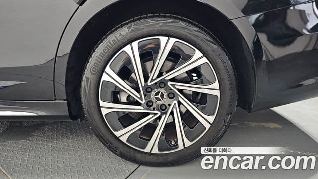 Mercedes-Benz E-Class 2024 — ფოტო 27/32