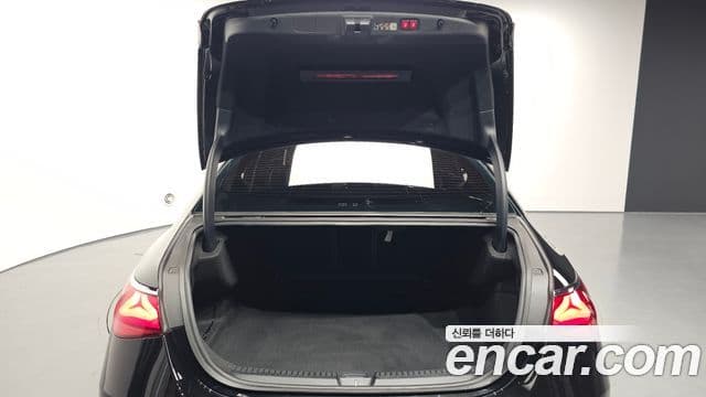 Mercedes-Benz E-Class 2024 — ფოტო 31/32