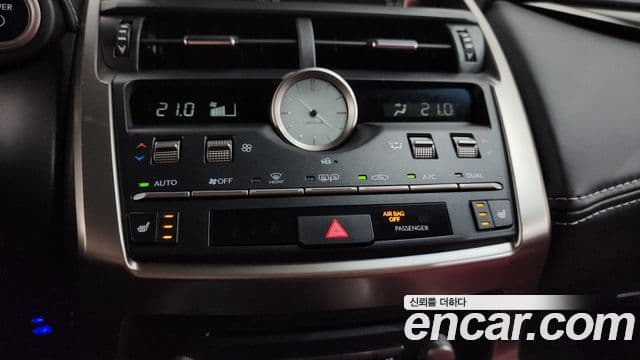 Lexus NX300h 2019 — Şəkil 32/37