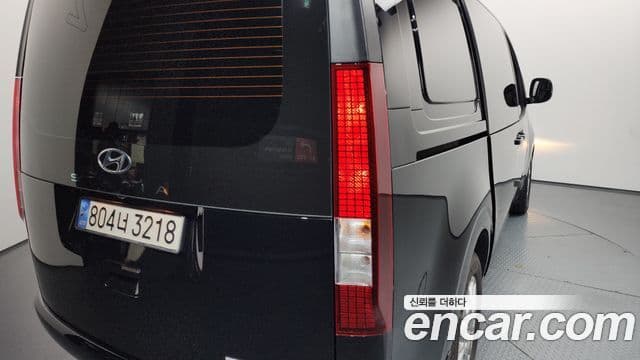 Hyundai Staria 2023 — ფოტო 29/32