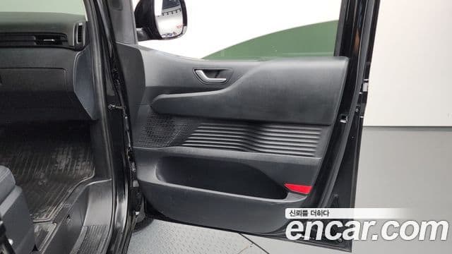 Hyundai Staria 2023 — ფოტო 9/32