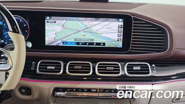 Mercedes-Benz GLS-Class 2023 — Photo 9/32