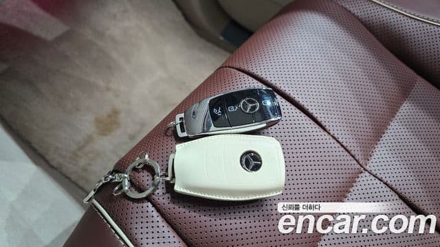 Mercedes-Benz GLS-Class 2023 — Photo 2/32