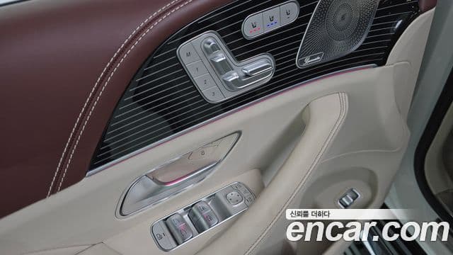 Mercedes-Benz GLS-Class 2023 — Photo 8/32