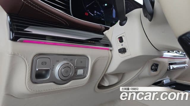 Mercedes-Benz GLS-Class 2023 — Photo 24/32