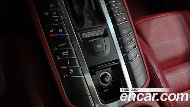 Porsche Macan 2018 — ფოტო 20/20