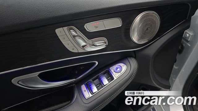 Mercedes-Benz C-Class 2019 — ფოტო 19/20