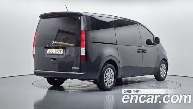 Hyundai Staria 2021 — ფოტო 2/20