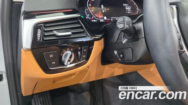 BMW 5 Series 2020 — Şəkil 19/20