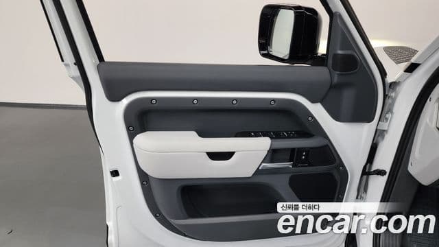 Land Rover Defender 2025 — Photo 2/35