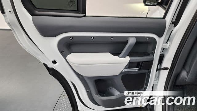 Land Rover Defender 2025 — Photo 18/35