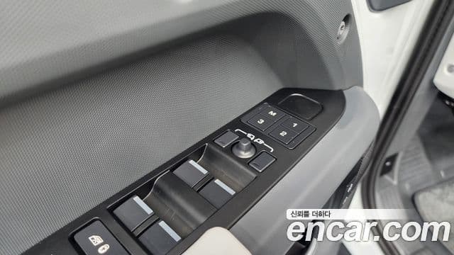 Land Rover Defender 2025 — Photo 25/35
