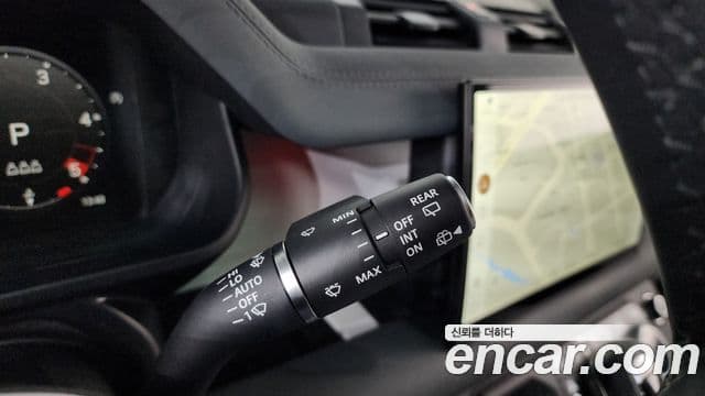 Land Rover Defender 2025 — Photo 28/35