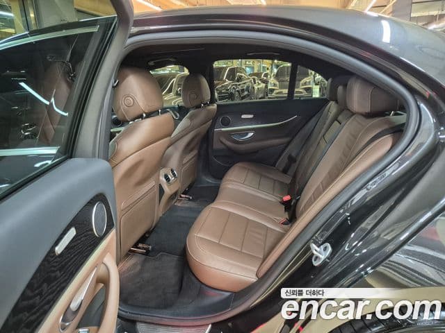 Mercedes-Benz E-Class 2023 — Фото 8/20
