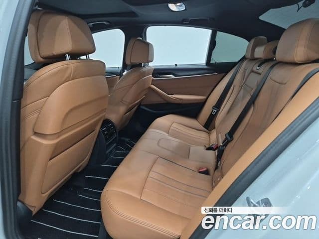 BMW 5 Series 2023 — Şəkil 12/18