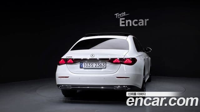 Mercedes-Benz E-Class 2024 — Фото 4/20