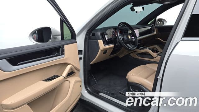 Porsche Cayenne 2023 — Photo 17/36