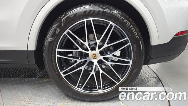 Porsche Cayenne 2023 — Photo 35/36
