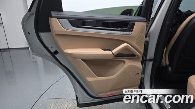 Porsche Cayenne 2023 — Photo 9/36