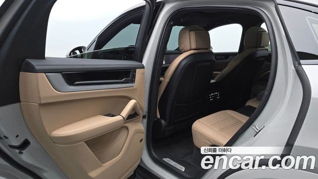 Porsche Cayenne 2023 — Photo 29/36