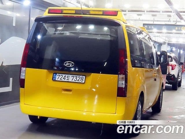 Hyundai Staria 2022 — ფოტო 3/20