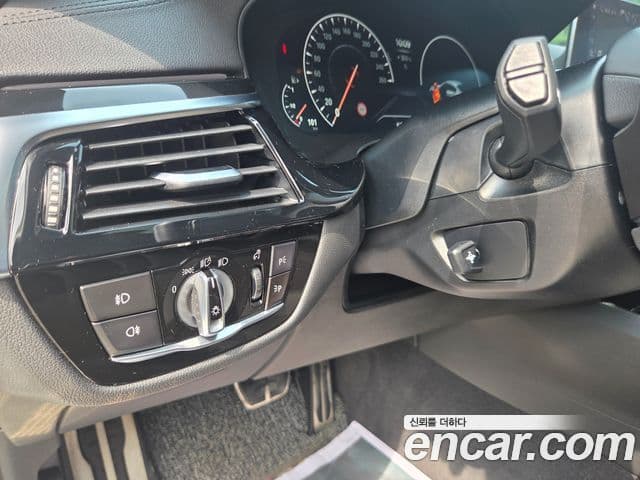 BMW 5 Series 2019 — Фото 12/20