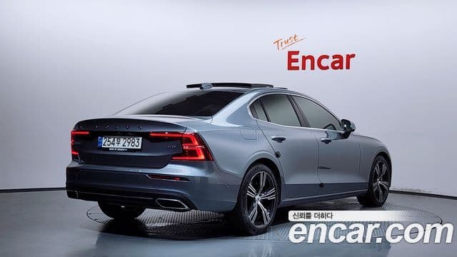 Volvo S60 2021 — ფოტო 28/34