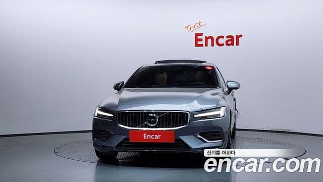 Volvo S60 2021 — ფოტო 19/34