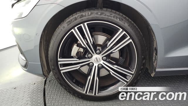 Volvo S60 2021 — ფოტო 25/34