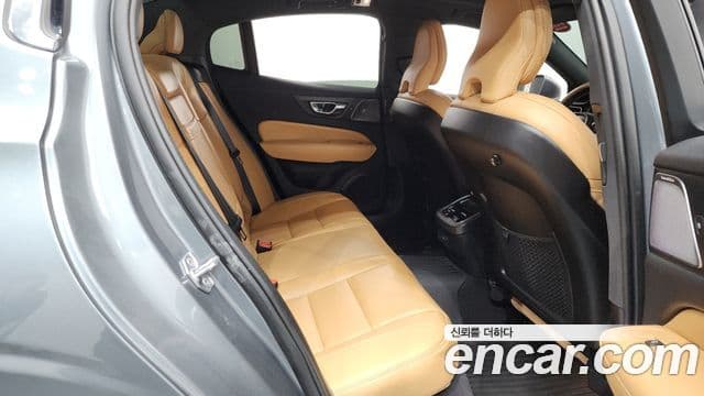 Volvo S60 2021 — ფოტო 16/34