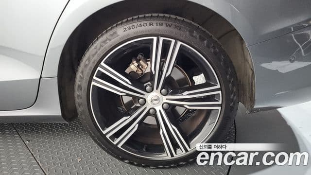Volvo S60 2021 — ფოტო 27/34