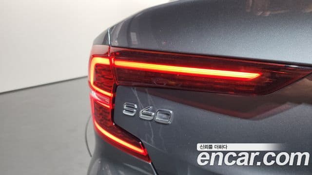 Volvo S60 2021 — ფოტო 4/34