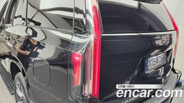 Cadillac Escalade 2023 — Photo 30/34