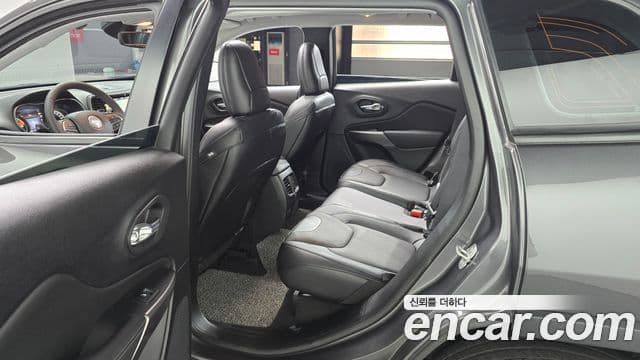 Jeep Cherokee 2022 — Фото 11/20