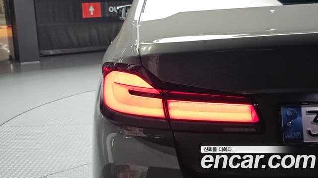 BMW 5 Series 2020 — Photo 32/33