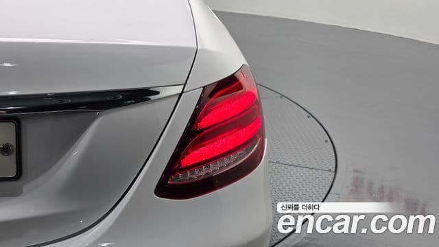 Mercedes-Benz E-Class 2020 — Şəkil 8/32