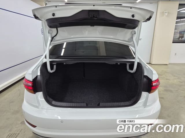 Volkswagen Jetta 2020 — ფოტო 19/20
