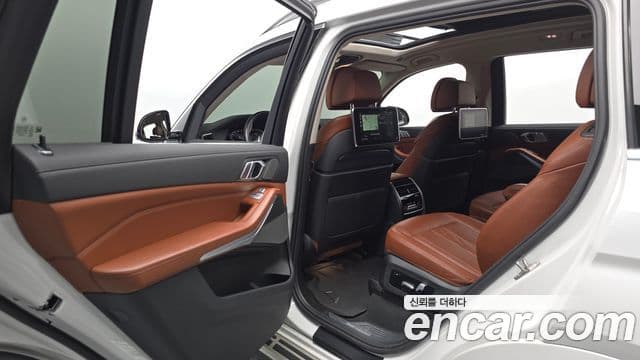 BMW X7 2020 — Şəkil 28/35