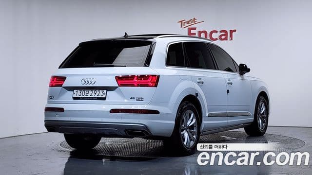 Audi Q7 2019 — ფოტო 1/20