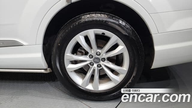 Audi Q7 2019 — ფოტო 25/39