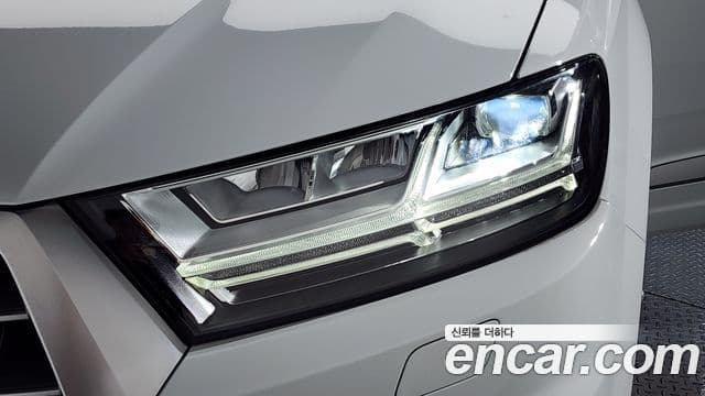 Audi Q7 2019 — ფოტო 33/39