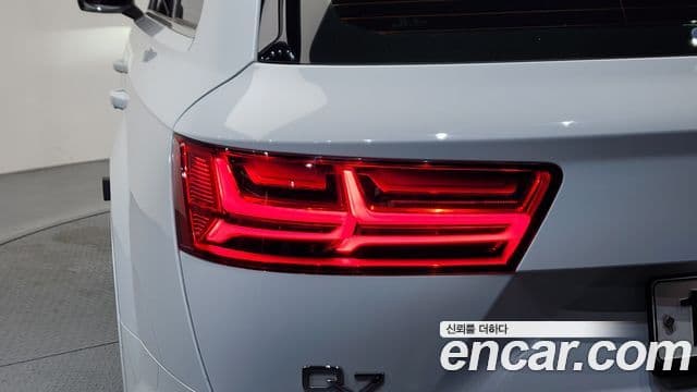 Audi Q7 2019 — ფოტო 20/39