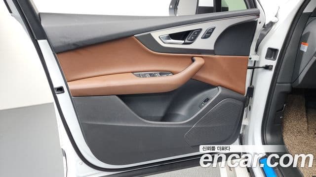 Audi Q7 2019 — ფოტო 35/39