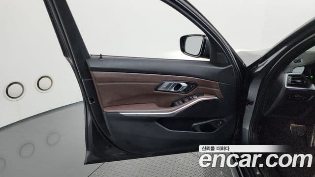 BMW 3 Series 2021 — Photo 29/31