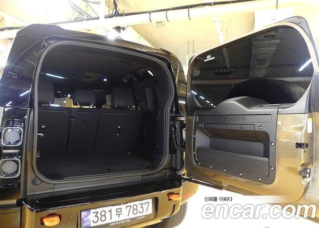 Land Rover Defender 2023 — ფოტო 8/20