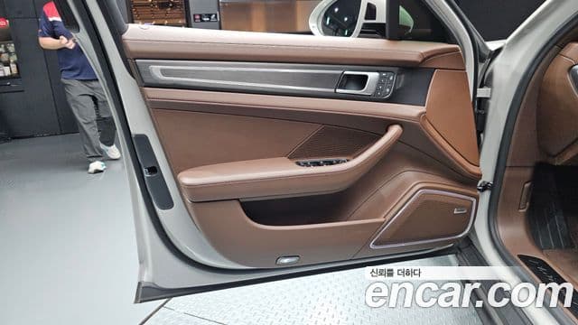 Porsche Panamera 2023 — Photo 19/38
