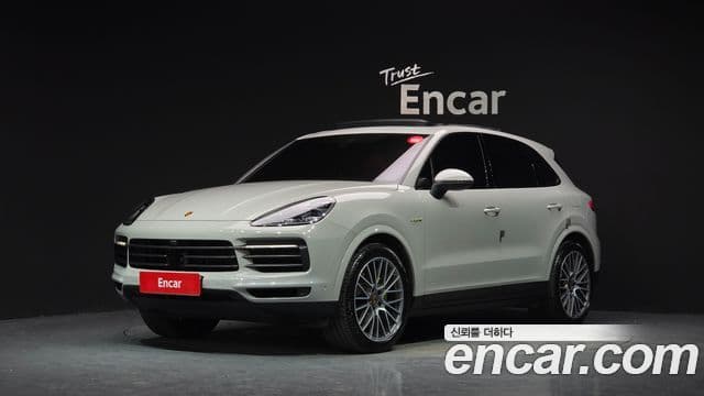 Porsche Cayenne 2023 — ფოტო 13/39