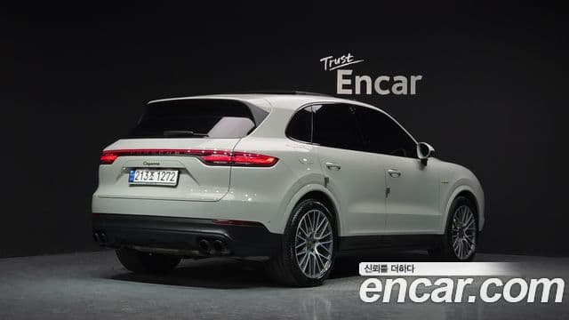 Porsche Cayenne 2023 — ფოტო 34/39