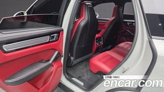 Porsche Cayenne 2023 — ფოტო 8/39